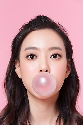 포토 JPG 스튜디오촬영 우먼라이프 여자 실내 한명 상반신 20대 성인 앞모습 뷰티 귀여움 한국인 불기 껌 의료성형뷰티 여자만 성인여자한명만 국내포토 1 라이프스타일 뷰포인트 컨셉 모션 사람 동양인 청년 내부 여자한명만 성인여자만 파일형식