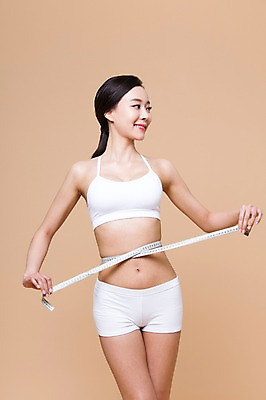 포토 JPG 스튜디오촬영 우먼라이프 여자 다이어트 실내 줄자 한명 서기 들기 상반신 20대 성인 앞모습 뷰티 한국인 탱크톱 측정 허리둘레 의료성형뷰티 여자만 성인여자한명만 국내포토 1 라이프스타일 뷰포인트 상의 모션 자 건강 사람 동양인 청년 내부 둘레 여자한명만 성인여자만 파일형식