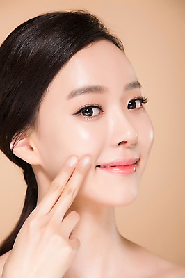 포토 JPG 스튜디오촬영 우먼라이프 여자 얼굴 실내 한명 미소 손짓 근접촬영 상반신 20대 성인 옆모습 신체부위 화장 뷰티 깨끗함 만지기 한국인 바르기 의료성형뷰티 여자만 성인여자한명만 국내포토 1 라이프스타일 뷰포인트 컨셉 모션 표정 사람 동양인 청년 내부 여자한명만 성인여자만 파일형식