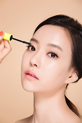 포토 JPG 스튜디오촬영 우먼라이프 여자 실내 한명 상반신 20대 성인 옆모습 화장 뷰티 깨끗함 한국인 마스카라 의료성형뷰티 여자만 성인여자한명만 국내포토 1 라이프스타일 뷰포인트 컨셉 사람 동양인 청년 내부 화장품 여자한명만 성인여자만 파일형식