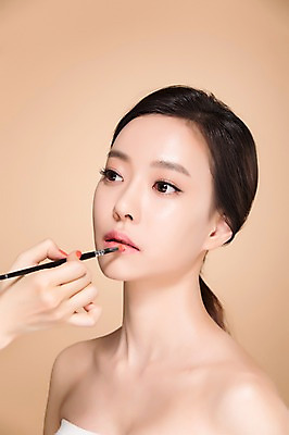 포토 JPG 스튜디오촬영 우먼라이프 여자 실내 한명 앉기 상반신 20대 성인 옆모습 화장 뷰티 깨끗함 한국인 화장용품 립화장 의료성형뷰티 여자만 성인여자한명만 국내포토 1 라이프스타일 뷰포인트 컨셉 모션 사람 동양인 청년 내부 미용용품 여자한명만 성인여자만 파일형식