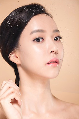 포토 JPG 스튜디오촬영 우먼라이프 여자 실내 한명 들기 상반신 20대 성인 화장 뷰티 깨끗함 한국인 물방울 판 의료성형뷰티 여자만 성인여자한명만 국내포토 1 라이프스타일 컨셉 모션 사람 동양인 청년 내부 여자한명만 성인여자만 파일형식