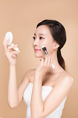 포토 JPG 스튜디오촬영 우먼라이프 여자 실내 한명 서기 미소 들기 상반신 20대 성인 앞모습 화장 뷰티 깨끗함 한국인 화장용품 메이크업브러쉬 팩트 의료성형뷰티 여자만 성인여자한명만 국내포토 1 라이프스타일 뷰포인트 컨셉 모션 표정 사람 동양인 청년 내부 화장품 붓 미용용품 여자한명만 성인여자만 파일형식