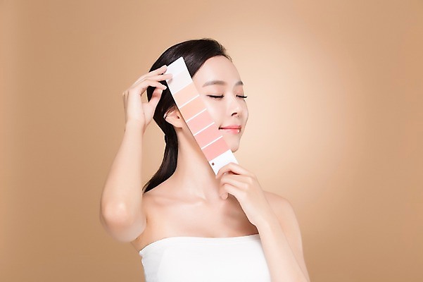 포토 JPG 스튜디오촬영 우먼라이프 여자 실내 한명 서기 들기 상반신 20대 성인 앞모습 화장 뷰티 눈감음 깨끗함 한국인 의료성형뷰티 여자만 성인여자한명만 피부톤 국내포토 1 라이프스타일 뷰포인트 컨셉 모션 사람 동양인 청년 내부 피부 여자한명만 성인여자만 파일형식