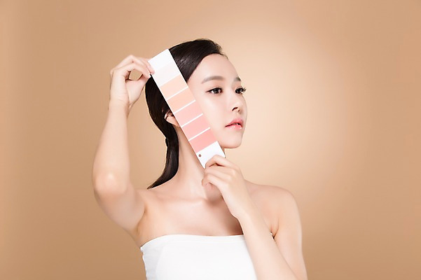 포토 JPG 스튜디오촬영 우먼라이프 여자 실내 한명 서기 들기 상반신 20대 성인 앞모습 화장 뷰티 깨끗함 한국인 의료성형뷰티 여자만 성인여자한명만 피부톤 국내포토 1 라이프스타일 뷰포인트 컨셉 모션 사람 동양인 청년 내부 피부 여자한명만 성인여자만 파일형식