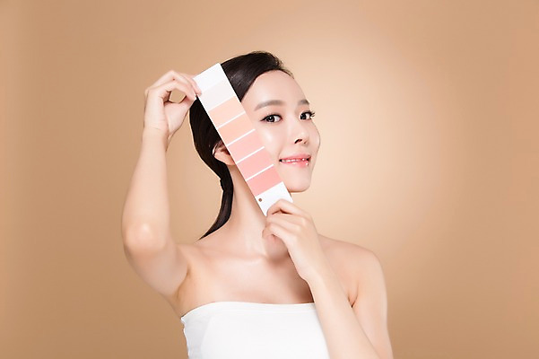 포토 JPG 스튜디오촬영 우먼라이프 여자 실내 한명 서기 미소 들기 상반신 20대 성인 앞모습 화장 뷰티 깨끗함 한국인 의료성형뷰티 여자만 성인여자한명만 피부톤 국내포토 1 라이프스타일 뷰포인트 컨셉 모션 표정 사람 동양인 청년 내부 피부 여자한명만 성인여자만 파일형식