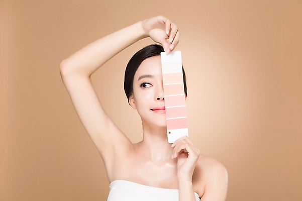 포토 JPG 스튜디오촬영 우먼라이프 여자 실내 한명 서기 들기 상반신 20대 성인 앞모습 화장 뷰티 깨끗함 한국인 성형수술 의료성형뷰티 여자만 성인여자한명만 피부톤 국내포토 1 라이프스타일 뷰포인트 컨셉 모션 사람 동양인 청년 내부 수술 피부 여자한명만 성인여자만 파일형식