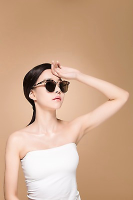 포토 JPG 스튜디오촬영 우먼라이프 여자 실내 한명 서기 손짓 상반신 20대 성인 앞모습 선글라스 화장 뷰티 한국인 성형수술 탱크톱 의료성형뷰티 여자만 성인여자한명만 국내포토 1 라이프스타일 안경 뷰포인트 상의 모션 사람 동양인 청년 내부 수술 여자한명만 성인여자만 파일형식