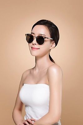 포토 JPG 스튜디오촬영 우먼라이프 여자 실내 한명 서기 미소 상반신 20대 성인 옆모습 선글라스 화장 뷰티 한국인 성형수술 탱크톱 의료성형뷰티 여자만 성인여자한명만 국내포토 1 라이프스타일 안경 뷰포인트 상의 모션 표정 사람 동양인 청년 내부 수술 여자한명만 성인여자만 파일형식