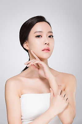 포토 JPG 스튜디오촬영 우먼라이프 여자 실내 한명 서기 손짓 상반신 20대 성인 앞모습 화장 뷰티 깨끗함 한국인 탱크톱 의료성형뷰티 여자만 성인여자한명만 국내포토 1 라이프스타일 뷰포인트 컨셉 상의 모션 사람 동양인 청년 내부 여자한명만 성인여자만 파일형식