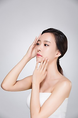 포토 JPG 스튜디오촬영 우먼라이프 여자 실내 한명 서기 손짓 상반신 20대 성인 옆모습 화장 뷰티 깨끗함 만지기 한국인 피부관리 의료성형뷰티 여자만 성인여자한명만 국내포토 1 라이프스타일 뷰포인트 컨셉 모션 사람 동양인 청년 내부 여자한명만 성인여자만 파일형식