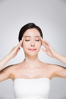 포토 JPG 스튜디오촬영 우먼라이프 여자 실내 한명 서기 손짓 상반신 20대 성인 앞모습 화장 뷰티 눈감음 깨끗함 만지기 한국인 탱크톱 피부관리 눈가 의료성형뷰티 여자만 성인여자한명만 국내포토 1 라이프스타일 뷰포인트 컨셉 상의 모션 사람 동양인 청년 내부 여자한명만 성인여자만 파일형식