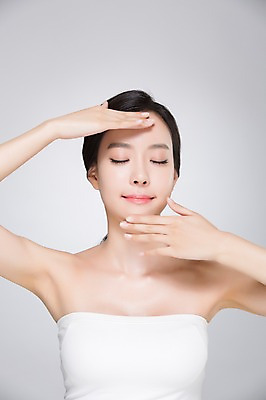 포토 JPG 스튜디오촬영 우먼라이프 여자 실내 한명 서기 손짓 상반신 20대 성인 앞모습 화장 뷰티 눈감음 깨끗함 만지기 한국인 탱크톱 피부관리 의료성형뷰티 여자만 성인여자한명만 국내포토 1 라이프스타일 뷰포인트 컨셉 상의 모션 사람 동양인 청년 내부 여자한명만 성인여자만 파일형식