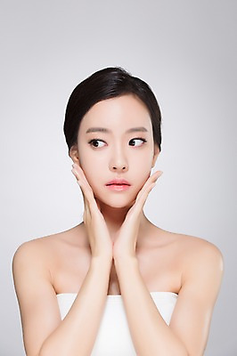 포토 JPG 스튜디오촬영 우먼라이프 여자 실내 한명 손짓 상반신 20대 성인 앞모습 화장 뷰티 깨끗함 만지기 한국인 피부관리 의료성형뷰티 여자만 성인여자한명만 국내포토 1 라이프스타일 뷰포인트 컨셉 모션 사람 동양인 청년 내부 여자한명만 성인여자만 파일형식