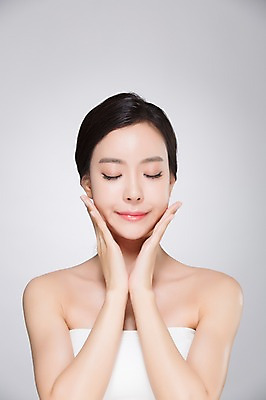 포토 JPG 스튜디오촬영 우먼라이프 여자 실내 한명 미소 손짓 상반신 20대 성인 앞모습 화장 뷰티 눈감음 깨끗함 만지기 한국인 피부관리 의료성형뷰티 여자만 성인여자한명만 국내포토 1 라이프스타일 뷰포인트 컨셉 모션 표정 사람 동양인 청년 내부 여자한명만 성인여자만 파일형식