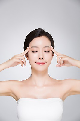 포토 JPG 스튜디오촬영 우먼라이프 여자 실내 한명 손짓 상반신 20대 성인 앞모습 화장 뷰티 눈감음 깨끗함 만지기 한국인 탱크톱 피부관리 눈가 의료성형뷰티 여자만 성인여자한명만 국내포토 1 라이프스타일 뷰포인트 컨셉 상의 모션 사람 동양인 청년 내부 여자한명만 성인여자만 파일형식