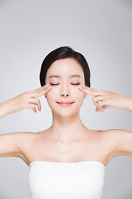 포토 JPG 스튜디오촬영 우먼라이프 여자 실내 한명 손짓 상반신 20대 성인 앞모습 화장 뷰티 눈감음 깨끗함 만지기 한국인 탱크톱 피부관리 눈가 의료성형뷰티 여자만 성인여자한명만 국내포토 1 라이프스타일 뷰포인트 컨셉 상의 모션 사람 동양인 청년 내부 여자한명만 성인여자만 파일형식