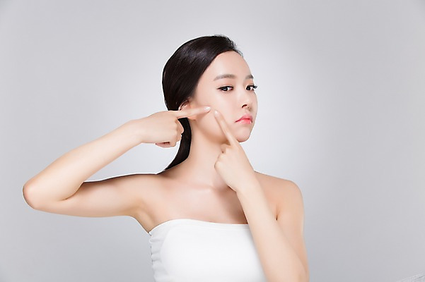 포토 JPG 스튜디오촬영 우먼라이프 여자 실내 한명 손짓 상반신 20대 성인 앞모습 화장 뷰티 깨끗함 한국인 탱크톱 피부관리 여드름 의료성형뷰티 여자만 성인여자한명만 국내포토 1 라이프스타일 뷰포인트 컨셉 상의 모션 사람 동양인 청년 내부 여자한명만 성인여자만 파일형식