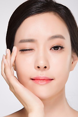 포토 JPG 스튜디오촬영 우먼라이프 여자 얼굴 실내 한명 근접촬영 상반신 20대 성인 앞모습 신체부위 화장 뷰티 눈감음 깨끗함 턱괴기 한국인 의료성형뷰티 여자만 성인여자한명만 국내포토 1 라이프스타일 뷰포인트 컨셉 모션 사람 동양인 청년 내부 여자한명만 성인여자만 파일형식