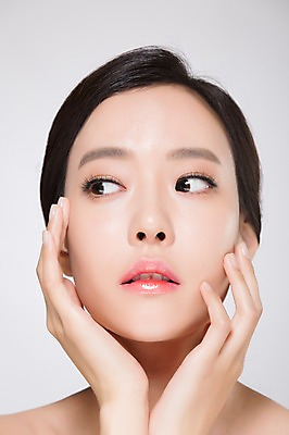 포토 JPG 스튜디오촬영 우먼라이프 여자 얼굴 실내 한명 손짓 근접촬영 상반신 20대 성인 앞모습 신체부위 화장 뷰티 깨끗함 만지기 한국인 의료성형뷰티 여자만 성인여자한명만 국내포토 1 라이프스타일 뷰포인트 컨셉 모션 사람 동양인 청년 내부 여자한명만 성인여자만 파일형식