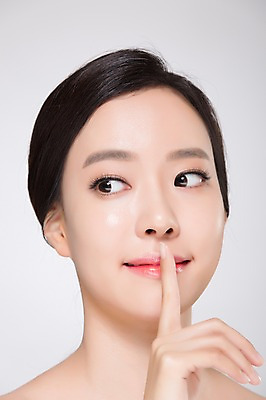 포토 JPG 스튜디오촬영 우먼라이프 여자 얼굴 실내 한명 서기 미소 손짓 근접촬영 상반신 20대 성인 앞모습 신체부위 화장 뷰티 깨끗함 한국인 쉿 의료성형뷰티 여자만 성인여자한명만 국내포토 1 라이프스타일 뷰포인트 컨셉 모션 표정 사람 동양인 청년 내부 조용 여자한명만 성인여자만 파일형식