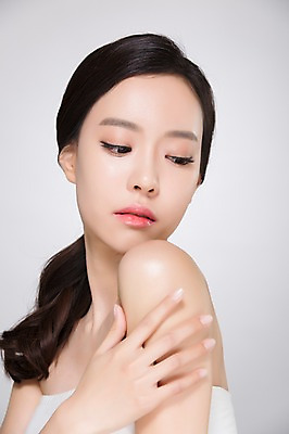 포토 JPG 스튜디오촬영 우먼라이프 응시 여자 실내 한명 손짓 상반신 20대 성인 옆모습 화장 뷰티 깨끗함 만지기 한국인 의료성형뷰티 여자만 성인여자한명만 국내포토 1 라이프스타일 시선 뷰포인트 컨셉 모션 사람 동양인 청년 내부 여자한명만 성인여자만 파일형식