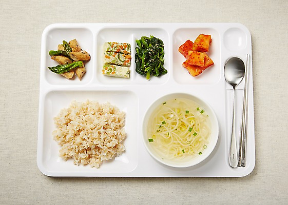 포토 JPG 스튜디오촬영 한식 젓가락 반찬 실내 사람없음 숟가락 깍두기 식판 계란찜 시금치나물 시금치무침 어묵조림 집밥 콩나물국 현미밥 국내포토 음식 밥 김치 수저 내부 계란요리 찜 국물 무침 조림 파일형식