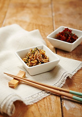 포토 JPG 스튜디오촬영 한식 젓가락 반찬 실내 사람없음 아웃포커스 멸치볶음 집밥 국내포토 음식 촬영기법 수저 내부 볶음 파일형식