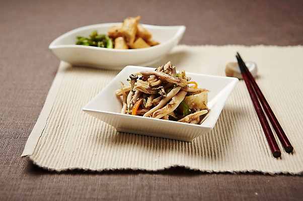 포토 JPG 스튜디오촬영 한식 젓가락 반찬 실내 사람없음 아웃포커스 버섯볶음 어묵볶음 집밥 국내포토 음식 촬영기법 수저 내부 볶음 파일형식