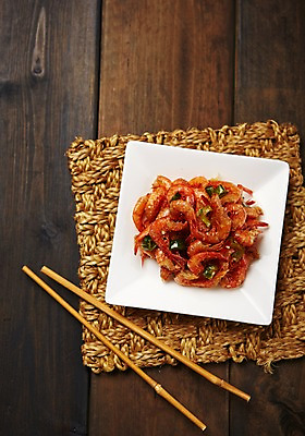 포토 JPG 스튜디오촬영 한식 젓가락 반찬 실내 사람없음 건새우 새우볶음 집밥 국내포토 음식 새우 건조 수저 내부 볶음 파일형식