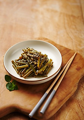 포토 JPG 스튜디오촬영 한식 젓가락 반찬 실내 사람없음 마늘쫑장아찌 집밥 마늘종 국내포토 음식 줄기 수저 마늘 내부 장아찌 파일형식