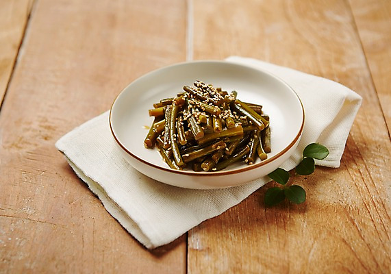 포토 JPG 스튜디오촬영 한식 반찬 실내 사람없음 마늘쫑장아찌 집밥 마늘종 국내포토 음식 줄기 마늘 내부 장아찌 파일형식