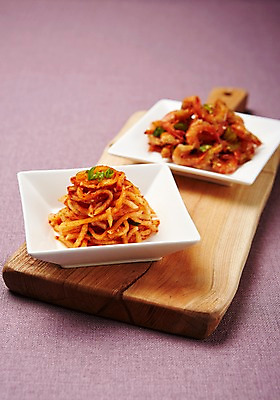 포토 JPG 스튜디오촬영 한식 반찬 실내 사람없음 아웃포커스 건새우 무생채 새우볶음 집밥 국내포토 음식 새우 건조 촬영기법 내부 볶음 파일형식