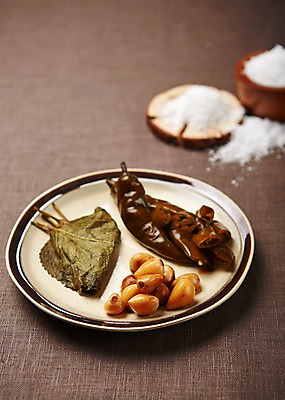 포토 JPG 스튜디오촬영 한식 반찬 실내 사람없음 아웃포커스 고추절임 깻잎절임 마늘장아찌 장아찌 절임 집밥 국내포토 음식 촬영기법 내부 파일형식