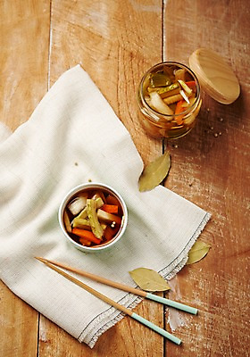 포토 JPG 스튜디오촬영 한식 젓가락 반찬 실내 사람없음 피클 야채절임 월계수 장아찌 집밥 국내포토 음식 수저 내부 절임 파일형식