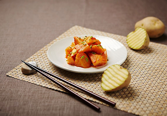 포토 JPG 스튜디오촬영 한식 젓가락 반찬 감자 실내 사람없음 감자조림 집밥 국내포토 음식 채소 수저 내부 조림 파일형식