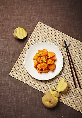 포토 JPG 스튜디오촬영 한식 젓가락 반찬 감자 실내 사람없음 감자조림 집밥 국내포토 음식 채소 수저 내부 조림 파일형식