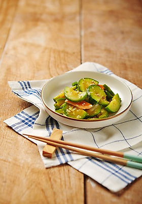 포토 JPG 스튜디오촬영 한식 젓가락 반찬 실내 사람없음 애호박 집밥 호박볶음 국내포토 음식 호박 수저 내부 볶음 파일형식