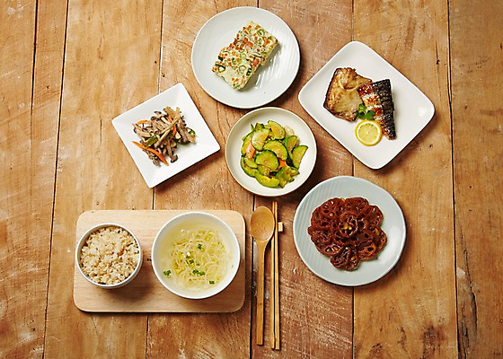 포토 JPG 스튜디오촬영 한식 젓가락 반찬 실내 사람없음 숟가락 상차림 애호박 계란찜 버섯볶음 고등어구이 연근조림 집밥 콩나물국 현미밥 호박무침 국내포토 음식 호박 밥 수저 내부 계란요리 찜 볶음 생선구이 국물 무침 조림 파일형식