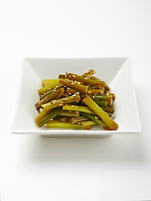 포토 JPG 스튜디오촬영 한식 반찬 실내 사람없음 마늘쫑장아찌 집밥 마늘종 국내포토 음식 줄기 마늘 내부 장아찌 파일형식