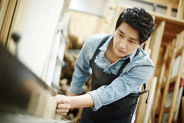 포토 JPG 남자 맨라이프 실내 한명 서기 상반신 20대 성인 앞모습 한국인 자르기 목수 즐거움 열정 목공예 나무토막 가구공방 남자만 성인남자한명만 국내포토 직업 1 라이프스타일 감정 뷰포인트 모션 사람 동양인 청년 내부 작업실 공예 남자한명만 성인남자만 파일형식