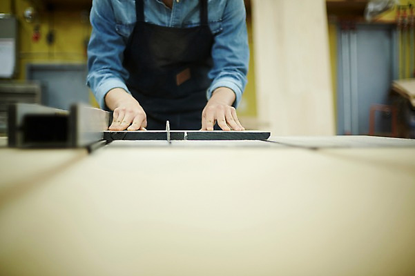 포토 JPG 남자 맨라이프 실내 한명 서기 상반신 20대 성인 앞모습 한국인 자르기 목수 즐거움 열정 목공예 나무토막 가구공방 남자만 성인남자한명만 국내포토 직업 1 라이프스타일 감정 뷰포인트 모션 사람 동양인 청년 내부 작업실 공예 남자한명만 성인남자만 파일형식