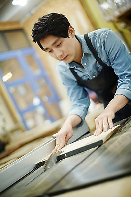 포토 JPG 남자 맨라이프 실내 한명 서기 상반신 20대 성인 앞모습 한국인 자르기 목수 즐거움 열정 목공예 나무토막 가구공방 남자만 성인남자한명만 국내포토 직업 1 라이프스타일 감정 뷰포인트 모션 사람 동양인 청년 내부 작업실 공예 남자한명만 성인남자만 파일형식