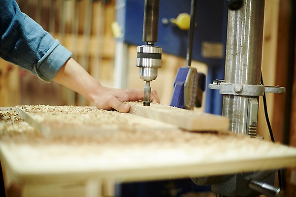 포토 JPG 남자 맨라이프 실내 한명 상반신 20대 성인 신체부위 한국인 자르기 목수 즐거움 열정 목공예 나무토막 팔 가구공방 남자만 성인남자한명만 국내포토 직업 1 라이프스타일 감정 모션 사람 동양인 청년 내부 작업실 공예 남자한명만 성인남자만 파일형식