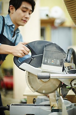 포토 JPG 남자 맨라이프 실내 한명 서기 상반신 20대 성인 옆모습 한국인 목수 즐거움 열정 목공예 가구공방 전기톱 남자만 성인남자한명만 국내포토 직업 1 라이프스타일 감정 뷰포인트 모션 사람 동양인 청년 내부 작업실 공예 톱 남자한명만 성인남자만 파일형식