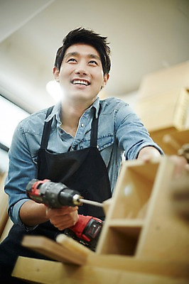 포토 JPG 남자 맨라이프 실내 한명 서기 미소 상반신 20대 성인 앞모습 한국인 목수 드릴 즐거움 열정 목공예 가구공방 남자만 성인남자한명만 국내포토 직업 1 라이프스타일 감정 뷰포인트 모션 표정 사람 동양인 청년 내부 공구 작업실 공예 남자한명만 성인남자만 파일형식