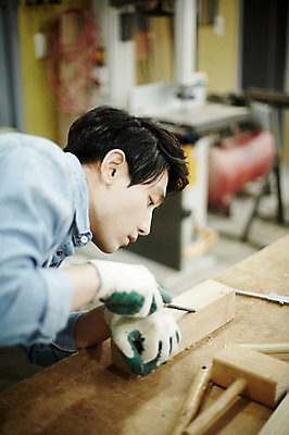 포토 JPG 남자 맨라이프 실내 한명 서기 상반신 20대 성인 옆모습 한국인 목수 집중 즐거움 열정 목공예 가구공방 대패질 남자만 성인남자한명만 국내포토 직업 1 라이프스타일 감정 뷰포인트 컨셉 모션 사람 동양인 청년 내부 작업실 공예 남자한명만 성인남자만 파일형식