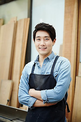 포토 JPG 남자 맨라이프 실내 한명 서기 미소 상반신 20대 성인 앞모습 팔짱 한국인 목수 즐거움 열정 목공예 가구공방 남자만 성인남자한명만 국내포토 직업 1 라이프스타일 감정 뷰포인트 모션 표정 사람 동양인 청년 내부 작업실 공예 남자한명만 성인남자만 파일형식