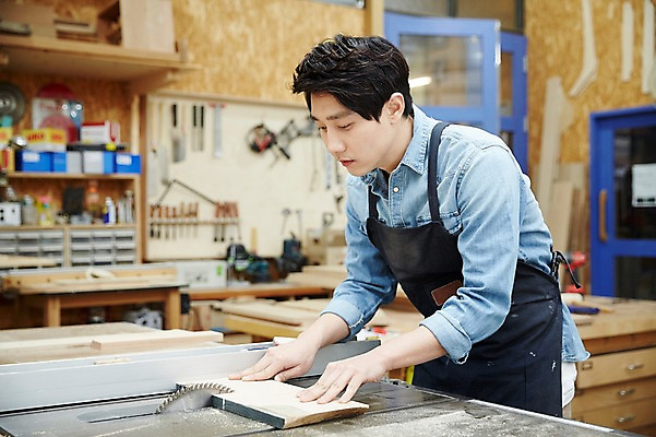 포토 JPG 남자 맨라이프 실내 한명 서기 상반신 20대 성인 옆모습 한국인 자르기 목수 즐거움 열정 목공예 나무토막 톱 가구공방 남자만 성인남자한명만 국내포토 직업 1 라이프스타일 감정 뷰포인트 모션 사람 동양인 청년 내부 공구 작업실 공예 남자한명만 성인남자만 파일형식