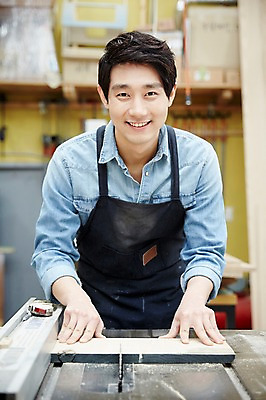 포토 JPG 남자 맨라이프 실내 한명 서기 미소 상반신 20대 성인 앞모습 한국인 자르기 목수 즐거움 열정 목공예 가구공방 전기톱 남자만 성인남자한명만 국내포토 직업 1 라이프스타일 감정 뷰포인트 모션 표정 사람 동양인 청년 내부 작업실 공예 톱 남자한명만 성인남자만 파일형식